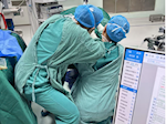 六旬医者跪地手术　只为守护患者健康